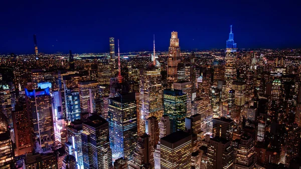 Geceleri Times Meydanı ufuk çizgisi. Times Meydanı yakınlarındaki Manhattan şehir merkezinin hava gece manzarası