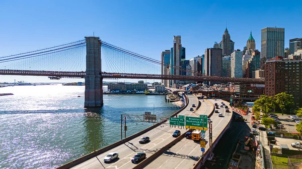 Aşağı Manhattan silueti olan Brooklyn Köprüsü. Brooklyn Köprüsü Doğu Nehri 'ni geçerken Manhattan ufuk çizgisini aşıyor..