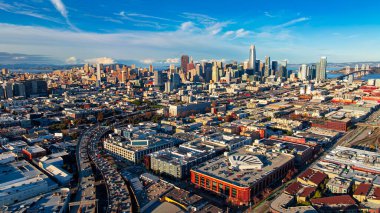 Twin Peaks 'ten San Francisco silueti. Twin Peaks 'ten San Francisco şehir merkezine doğru yükseltilmiş görüntü..