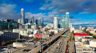Otoyol trafiği olan San Francisco silueti. Yoğun otoyol ve şehir trafiği ile San Francisco 'nun gündüz görüntüsü.