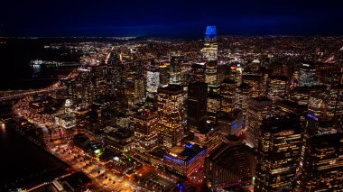 Gün batımından sonra San Francisco silueti. Gün batımından sonra San Francisco 'nun insansız hava aracı panoraması. Şehir ışıkları ve sakin körfez yüzeyi..