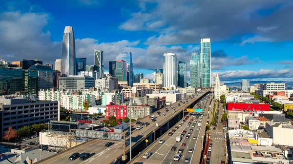 Otoyol trafiği olan San Francisco silueti. Yoğun otoyol ve şehir trafiği ile San Francisco 'nun gündüz görüntüsü.