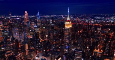 Manhattan 'daki Empire State Binası' nın neon tepesinden uzakta. İHA 'dan şehrin çarpıcı gece manzarası.