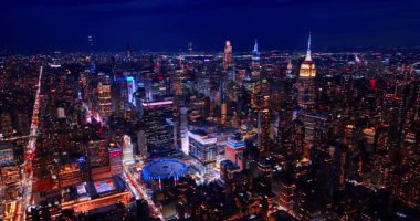 New York, ABD, 24 Aralık 2025: Modern New York, ABD 'nin hayranlık uyandırıcı panoraması. İnsansız hava aracı görüntüleri gece aydınlık şehir manzarası üzerinde.