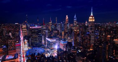 New York, ABD, 24 Aralık 2025: Aydınlatma ile uzun düz sokağa iniyor. Geceleri muhteşem New York manzarası.