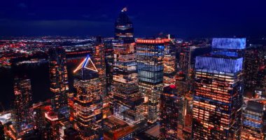 New York, ABD 'nin yoğun kentsel manzarasında modern yüksek binalar mimarisi. Metropolis 'in karanlık nehir manzarası. Hava görünümü.