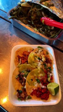 Meksika sokak tacoları ve salsa verde. Etli, soğanlı kişniş limonlu ve yeşil salsa soslu hakiki Meksika tacoları..