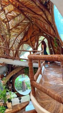 Organik ağaç ev iç tasarımı. Doğal dokuları, bitkileri ve el yapımı mimarisi olan kavisli ahşap ev..