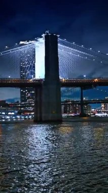 New York, ABD, 2 Eylül 2025, Brooklyn Köprüsü, gece East River üzerinde. Brooklyn Köprüsü 'nün gece manzarası New York' taki Doğu Nehri üzerinde aydınlandı..