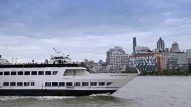 New York, ABD, 2 Eylül 2025, Manhattan ufuk çizgisine sahip bir yolcu gemisi. Doğu Nehri boyunca Manhattan 'da büyük bir tur teknesi var.