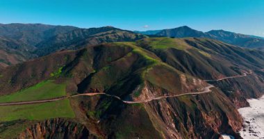 Tepeli dağlar otobandan geçiyor. Kaliforniya, ABD 'deki Big Sur manzaralı yoldan uzakta..