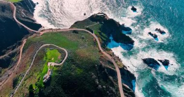 Okyanusun kıyısında evi olan yeşil bir kaya. Büyük Sur, California, ABD 'nin görkemli kıyılarında insansız hava aracı görüntüleri..