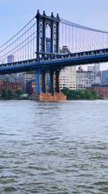 Gündüz vakti New York 'un simgesi. Nehir manzarasından Manhattan Köprüsü 'nü izliyorum. Dikey video.