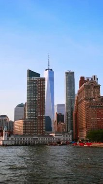 Aşağı Manhattan, New York, ABD Panoraması. Manzarada Dünya Ticaret Merkezi var. Nehirden alçak açılı görüş. Dikey video.