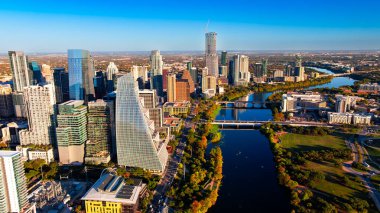 Austin şehir merkezi nehir manzaralı. Nehir ve köprülerle Austin şehir merkezinin insansız hava aracı görüntüsü.