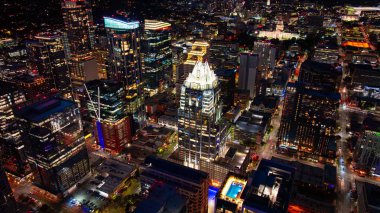 Austin Skyline 'dan nehre. Köprüleri ve modern kuleleri olan nehir boyunca uzanan Austin 'in gökyüzü..