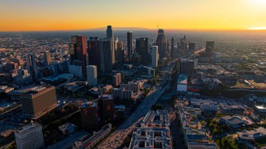 Gün batımında otoyolları olan Los Angeles şehir manzarası. Gün batımında parlayan otoyollarla Los Angeles 'ın geniş havadan manzarası.