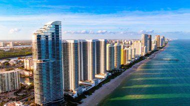Sunny Isles Sahili Hava Sahil Hattı. Atlantik kıyısı boyunca yüksek binalarla Sunny Isles Sahili 'nin havadan görünüşü.