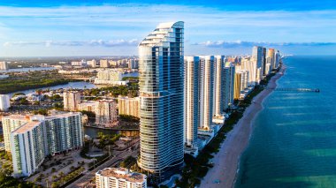 Miami Adaları Üzerinde Altın Gün Batımı. Hava günbatımı görüntüsü Miami adaları ve körfezler üzerinde. Şehir merkezindeki ufuk çizgisi mesafesi.