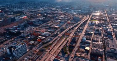 Büyük miktarda araba şehir manzarası etrafında hareket ediyor ya da metropolün otoparklarında duruyor. Modern San Francisco, California, ABD 'de işe gidiş gelişler.