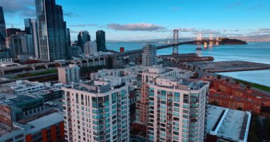 San Francisco, California, ABD 'deki yüksek binaların çatılarında uçuyor. Oakland Bay Köprüsünü yoğun bir trafik ile görüntüle.