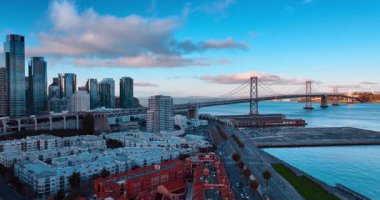 Rıhtımdaki yerleşim alanlarının üzerinden geçiyor. Oakland Körfezi Köprüsü 'nü birçok aracın geçişi görüntüleniyor. San Francisco, California, ABD.
