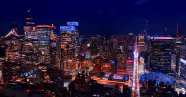 New York, ABD, 28 Ocak 2026: New York, ABD 'nin uçsuz bucaksız kentlerinden geçen uzun düz cadde. Geceleri Manhattan 'ın görkemli gökdelenlerinin üzerinden yükseliyor..