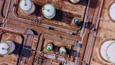 Çeşitli tanklarla sanayi bölgesinde daireler çiziyor. Depolama yakıtı olarak modern petrol rafinerisi.