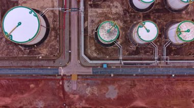 Benzin deposu için çeşitli hacimli tanklar. Petrokimya tesisi ve petrol rafinerisinin üst görüntüsü.