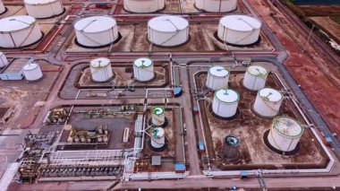 Modern bir petrol rafinerisi fabrikasının sanayi bölgesinde tanklar ve boru hatları. İHA görüntülerinden Petrokimya Kompleksi.
