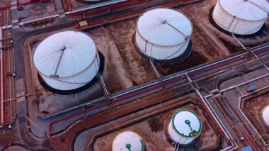 Petrol ve gaz endüstrisi fabrikasındaki büyük tanklar. Rafineri tesisi İHA görüntülerinden.