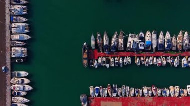 Rıhtım ve rıhtımların üzerinden birden fazla gemiyle uçmak. Rıhtımda yatlar ve tekneler.