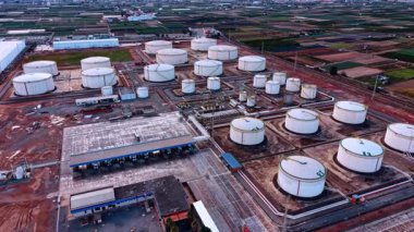 İHA görüntülerinden petrol rafineri tesisi. Modern fabrikayı çevreleyen yeşil alanlar.