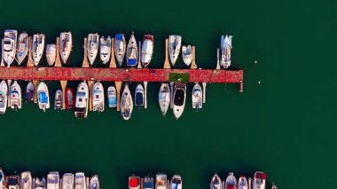 Limandaki rıhtımlarda duran çeşitli gemilere bakın. Rıhtımda bir sürü tekne var..