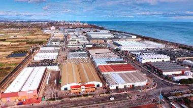 Deniz kıyısındaki çeşitli depoların üzerinden uçacağız. Şehirden uzak sanayi bölgesi.