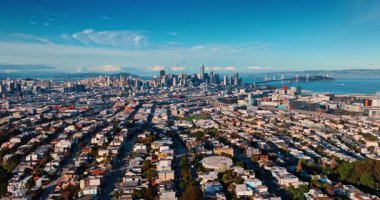 Bir sürü yemyeşil yeşillikle yeşil şehir manzarası üzerinde uçmak. San Francisco şehir merkezine, Kaliforniya, ABD 'ye yüksek binalı mimariyle yaklaşıyoruz..