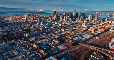 Modern San Francisco, California, ABD 'nin finans merkezinden uzakta. Gün batımında şehir manzarasından geçen otoyollarda hareketli trafik.