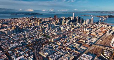Modern San Francisco, California, ABD 'nin güneşli şehirleri. Oakland Bay Köprüsü 'ne giden otoyollar birden fazla arabayla doludur. Hava görünümü.