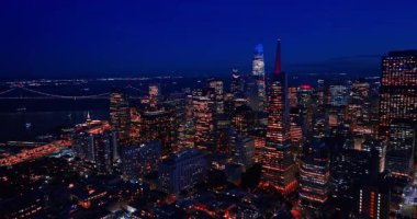 Geceleri canlı metropolün hayat dolu yaşam tarzı. İnsansız hava aracı görüntüleri San Francisco, Kaliforniya 'nın muhteşem şehir merkezinde..