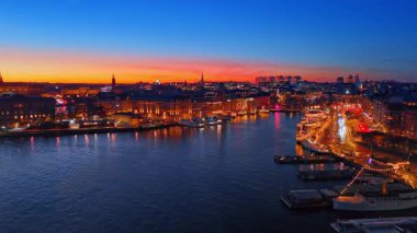 Geceleri şehrin göz kamaştırıcı aydınlığı. Stockholm, İsveç 'in parlak rıhtımlarına bakın..