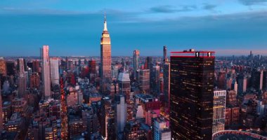 Alacakaranlıkta ABD, New York 'un çarpıcı manzarasına doğru ilerliyoruz. Empire State Binası 'nın cephesi batan güneşle aydınlanıyor..