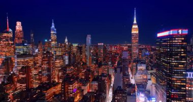 İnsansız hava aracından Amerika 'nın New York şehrinin muhteşem gece manzarası. Manzaradaki güzel ve ünlü gökdelenler.