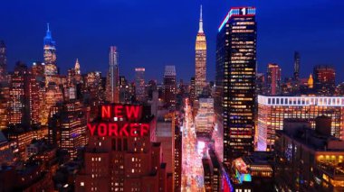 New York, ABD, 25 Aralık 2025: Canlı trafiği olan uzun düz cadde üzerinde uçuş. Geceleri ünlü gökdelenleri olan Manhattan manzarası. New York, ABD.