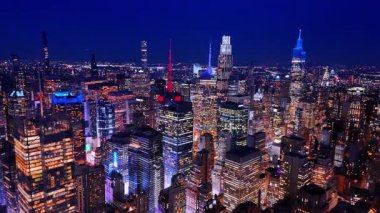 New York, ABD, 25 Aralık 2025: Parlak Manhattan gökdelenleri. Gece drone görüntülerinden muhteşem şehir manzarası.