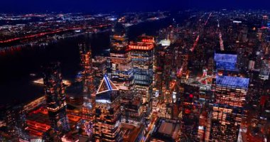 Geceleri New York 'un göz kamaştırıcı limanı. İnsansız hava aracından ikonik metropolün göz alıcı aydınlatması.