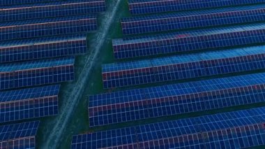 Güneş panelleri üzerinden uçuş farklı yönlere döndü. Yeşil enerji üretimi için kullanılan büyük bir tesis