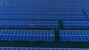 Çağdaş güneş panelleri alana yerleştirildi. Yenilenebilir enerji üretimi için hücrelerin üzerine İHA görüntüleri.