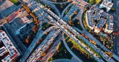 Trafiğin yoğun olduğu çok katlı çarpıcı bir kavşak. Günbatımında Kaliforniya, Los Angeles 'taki modern kavşağa yaklaşıyoruz..