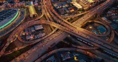 Trafiğin yoğun olduğu çok şeritli kavşağın göz kamaştırıcı görüntüsü. Los Angeles, California, ABD 'de insansız hava aracı trafiği.