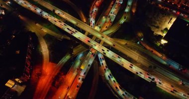 Birçok hareket halindeki araçla kavşağa iniyoruz. Los Angeles, California 'nın canlı gece hayatı, ABD.